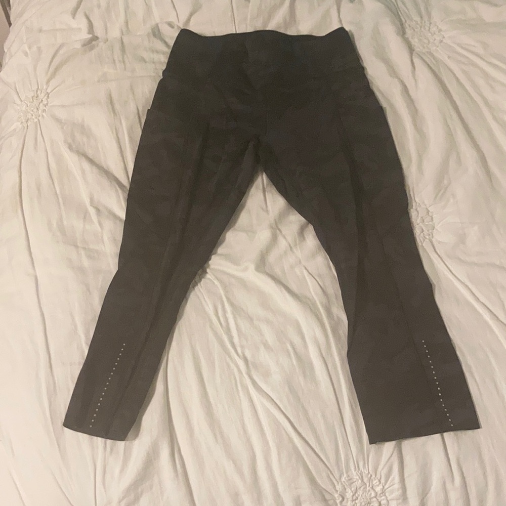 Black camo lululemon cropped leggings